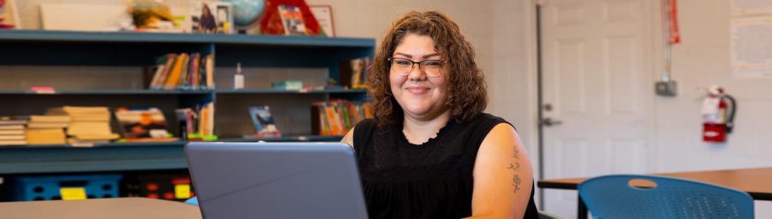 一个学生在皮马图书馆用她的笔记本电脑工作